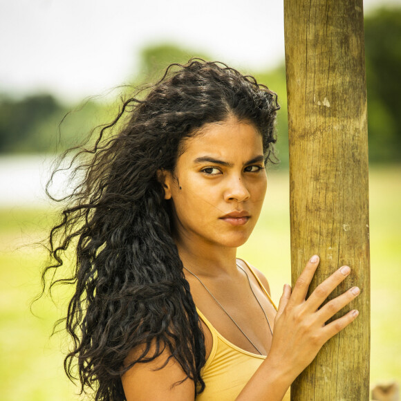 Velho do Rio (Osmar Prado) implora ajuda a Muda (Bella Campos) na novela 'Pantanal'