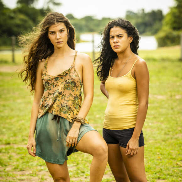 Muda (Bella Campos) fica sozinha na tapera quando Juma (Alanis Guillen) vai para o Rio de Janeiro na novela 'Pantanal'