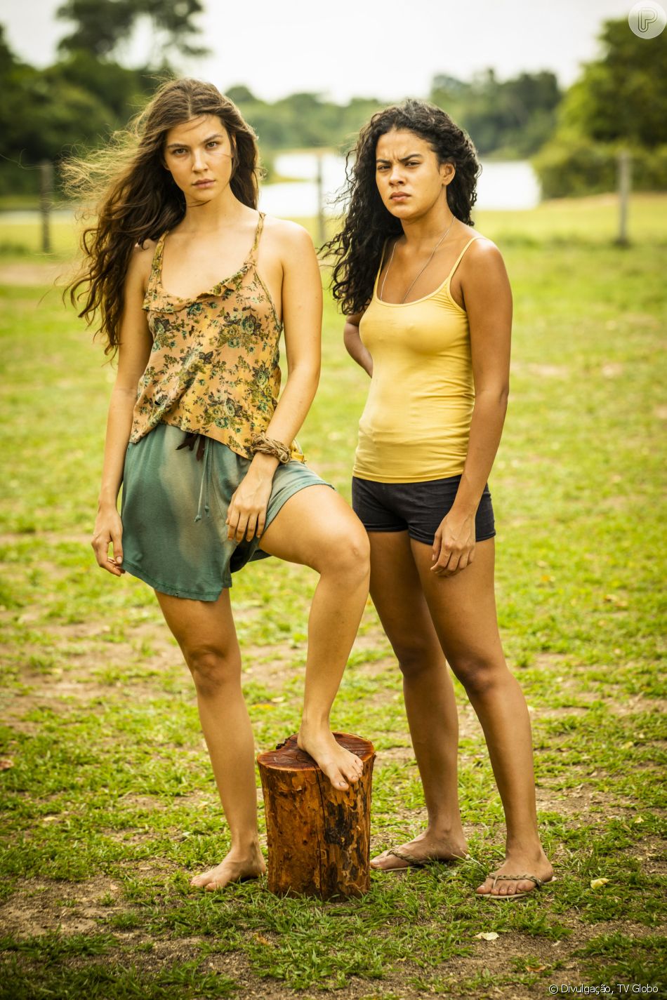 Muda (Bella Campos) fica sozinha na tapera quando Juma (Alanis Guillen) vai para o Rio de Janeiro na novela 'Pantanal'