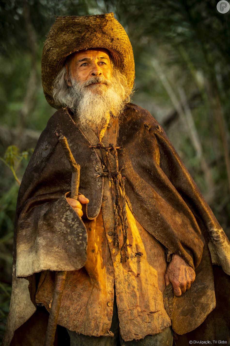 Baleado, Velho do Rio (Osmar Prado) pede socorro a Muda (Bella Campos) na novela 'Pantanal', mas ela não o ajuda