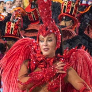 Paolla Oliveira usou fantasia de tule para desfilar como rainhda de bateria no carnaval do Rio