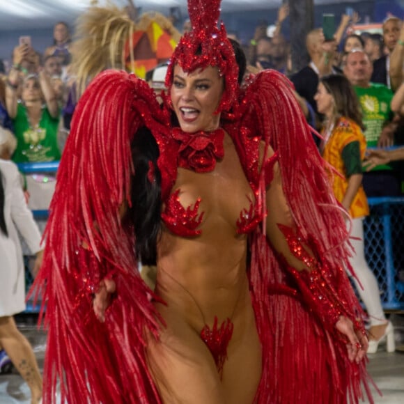 Paoalla Oliveira não usou tapa-sexo em desfile como rainha de bateria da Grande Rio