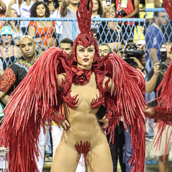 Paolla Oliveira vestiu fantasia de Carnaval que pudesse mantê-la confortável no desfile