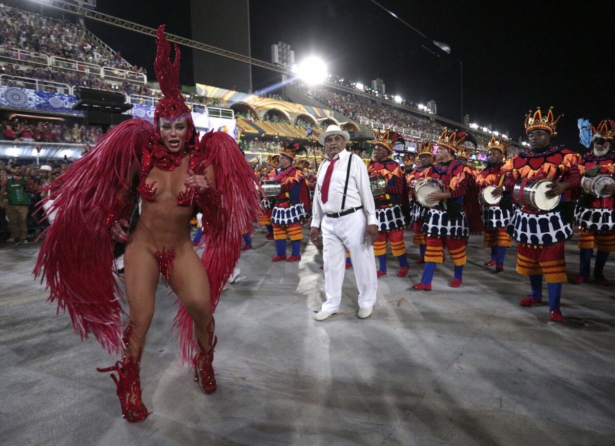 Foto: Paolla Oliveira não usou tapa-sexo no Carnaval porque peça pode gerar  cortes na pele, por ser feita de ferro - Purepeople