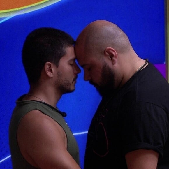 Arthur Aguiar citou Tiago Abravanel como alguém que quer manter o contato