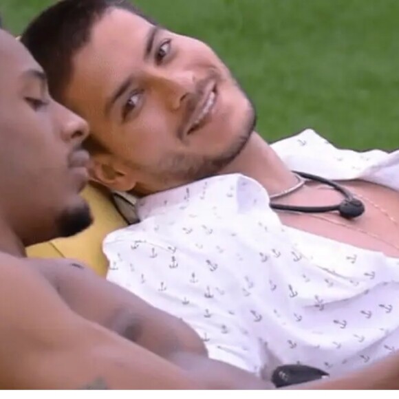 Arthur Aguiar quer manter amizade com Paulo André