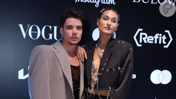 Casais de famosos esbanjam com looks icônicos no Baile da Vogue de 2022