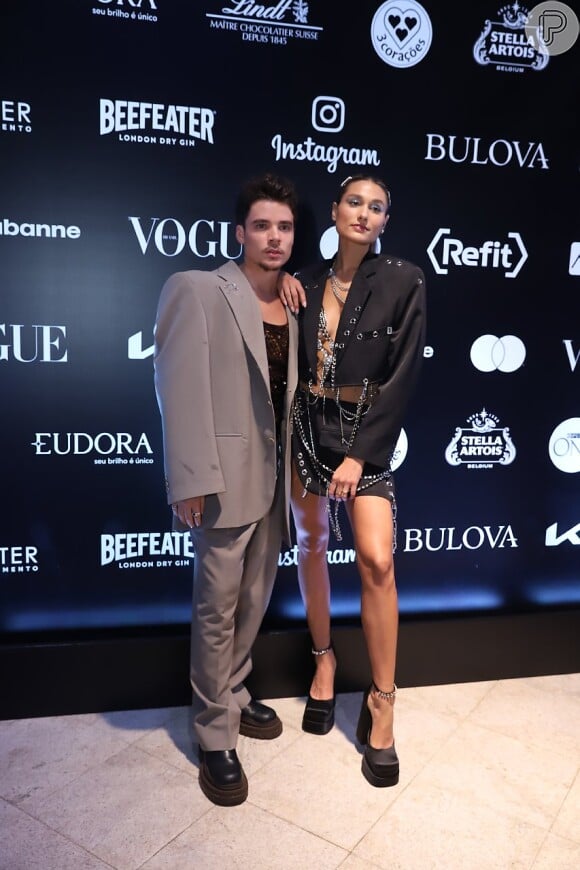 Sasha apostou em terno com correntes, enquanto João Figueiredo, seu marido, preferiu um terno clássico no estilo oversized