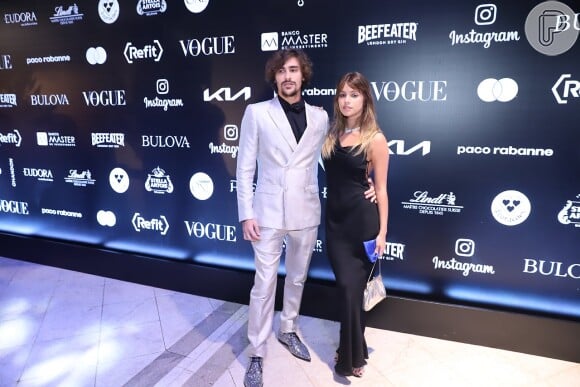 Bruna Montaleone aposta em sapatos brilhantes e posa com a namorada em Baile da Vogue de 2022