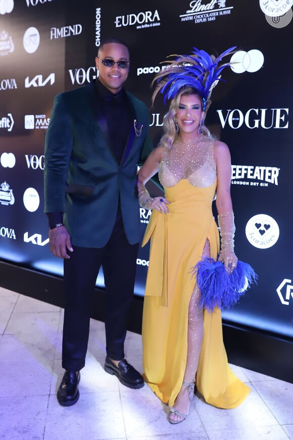 Lorena Improta e Leo Santana combinam tons de azul em acessórios e terno ao Baile da Vogue