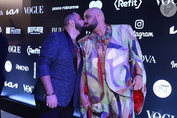Tiago Abravanel beija o marido, Fernando Poli, no Baile da Vogue de 2022