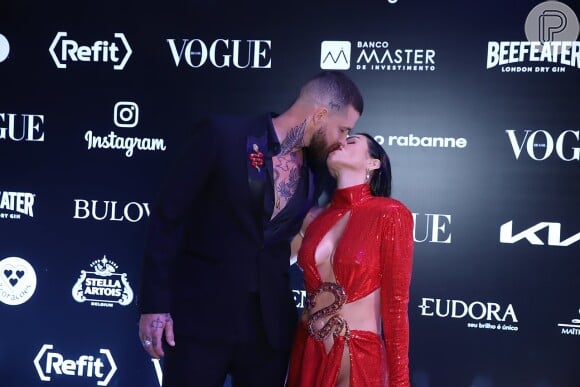 Cleo e o marido, Leandro D'Lucca, combinam looks com detalhes de cobras para Baile da Vogue