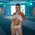 Viviane Araújo aposta em look transparente para curtir camarote na Sapucaí