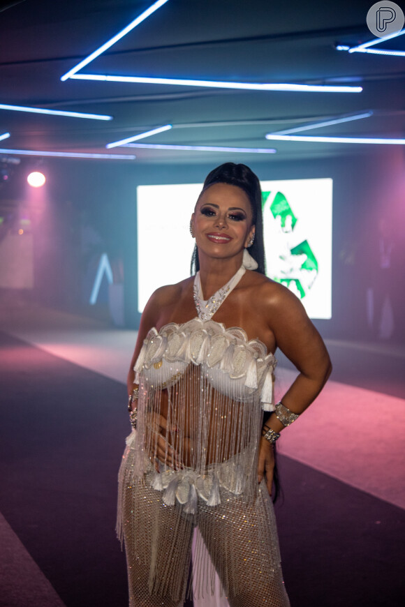 Viviane Araújo  exibe barriga de cinco meses de gravidez