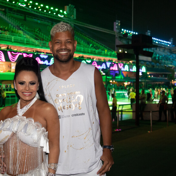 Viviane Araújo e o marido, Guilherme Militão, curtem camarote na Sapucaí