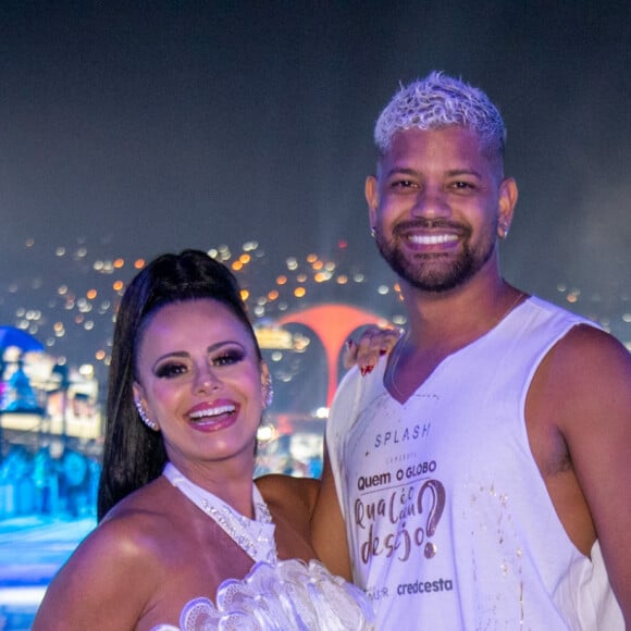 Viviane Araújo e o marido, Guilherme Militão, posam juntos na Sapucaí