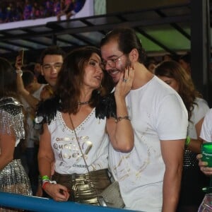 Fátima Bernardes trocou carinhos com namorado, Túlio Gadêlha, no Desfile das Campeãs no Rio