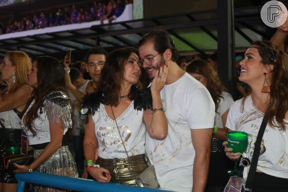 Fátima Bernardes trocou carinhos com namorado, Túlio Gadêlha, no Desfile das Campeãs no Rio