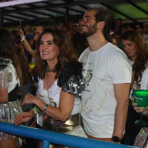 Fátima Bernardes foi clicada na maior curtição em um camarote da Sapucaí