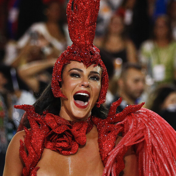 Paolla Oliveira desfilou na Grande Rio como Rainha de Bateria pelo segundo Carnaval consecutivo