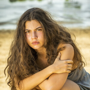 Juma (Alanis Guillen) ameaça Madeleine (Karine Teles) com faca na novela 'Pantanal'