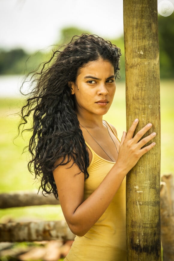 Muda (Bella Campos) acerta um tiro no Velho do Rio (Osmar Prado) na novela 'Pantanal' ao ficar sozinha na tapera de Juma (Alanis Guillen)