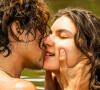 Juma (Alanis Guillen) e Jove (Jesuíta Barbosa) se beijam na novela 'Pantanal'