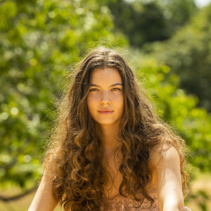 Juma (Alanis Guillen) ganha um banho de loja durante passagem pelo Rio de Janeiro na novela 'Pantanal'
