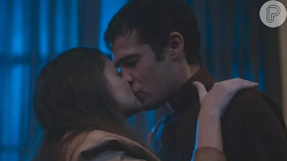 Tenório (Jayme Matarazzo) corresponde beijo roubado de Olívia (Debora Ozório) na novela 'Além da Ilusão'