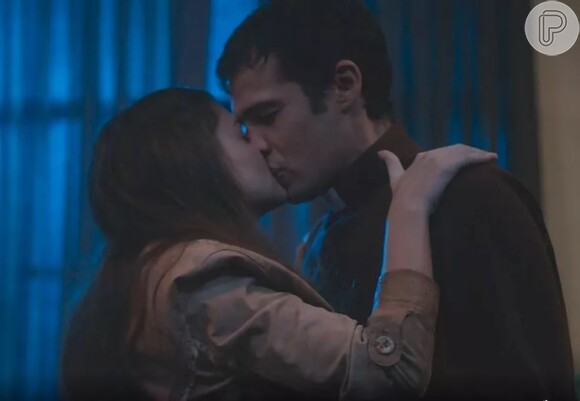 Olívia (Deborah Ozório) e Tenório (Jayme Matarazzo) se beijam na novela 'Além da Ilusão'