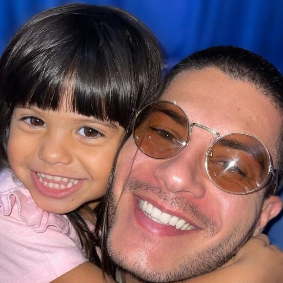 Mãe de Arthur Aguiar é só amores pela neta, Sophia, de 3 anos