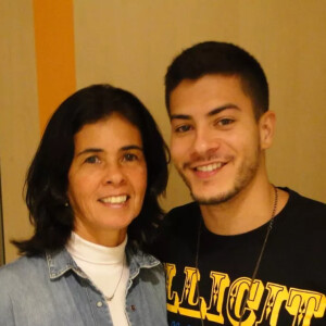 Mãe de Arthur Aguiar, Katia Aguiar comentou sobre os erros do filho