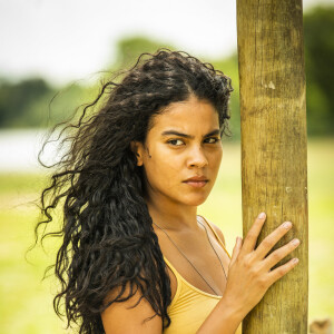 Muda (Bella Campos) teme que Juma (Alanis Guillen) vire onça e a ataque na novela 'Pantanal'