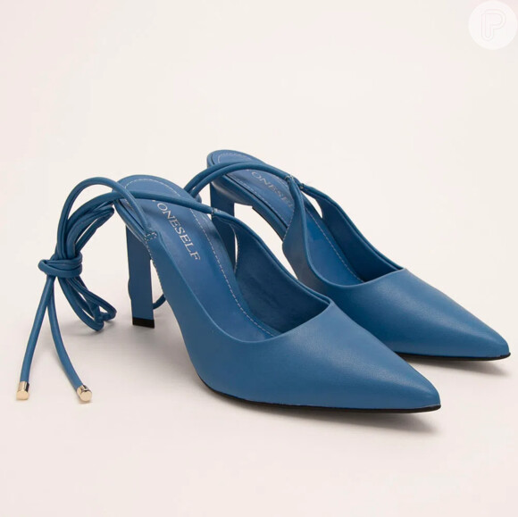 Sapatos para noivas mais ousadas! Ou convidadas e madrinhas: o scarpin bico fino amarração azul, da Oneself, vai quebrar o ar mais tradicional da produção 
