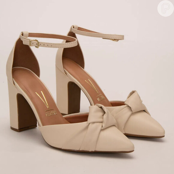 Sapato para noivas, madrinhas e convidadas: o scarpin com nó e salto grosso, da Vizzano, é um clássico com um toque moderno 