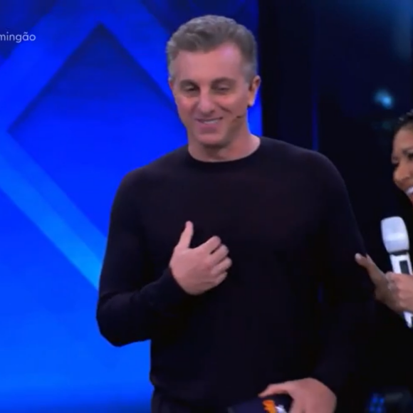 Luciano Huck fez piada com look de Simaria: 'A Dona Maria vai tá passando, vai passar na sala e vai falar: 'o que você tá assistindo aí? Tem mulher pelada na televisão?''