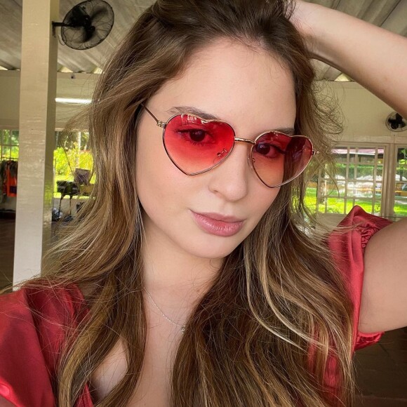 Ao Purepeople, Sophia Valverde fez um alerta às fãs: 'É muito importante o autoexame desde a adolescência'