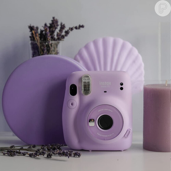 A câmera Instax Mini 11 é queridinha de quem ama fotografia com ar retrô. Na Amazon é possível comprar o kit com o dispositivo e bolsa.