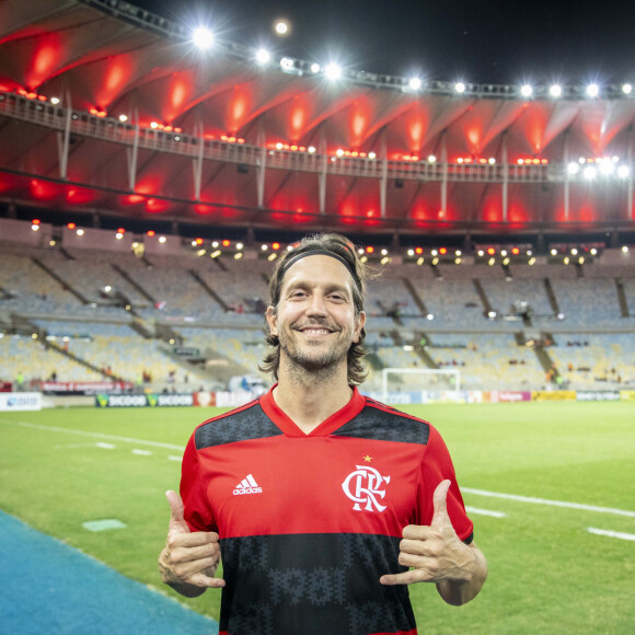 Neném (Vladimir Brichta) passa a jogar no Flamengo e retoma carreira de sucesso no fim da novela 'Quanto Mais Vida, Melhor!'
