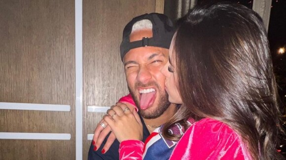 Namorada de Neymar, Bruna Biancardi curte jogo e beija o craque após goleada do PSG. Foto!