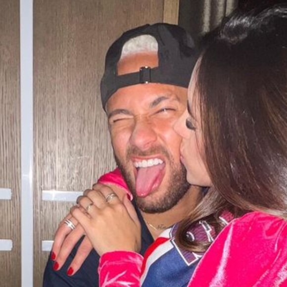 Neymar ganha beijo da namorada, Bruna Biancardi, após goleada do PSG, em 21 de maio de 2022