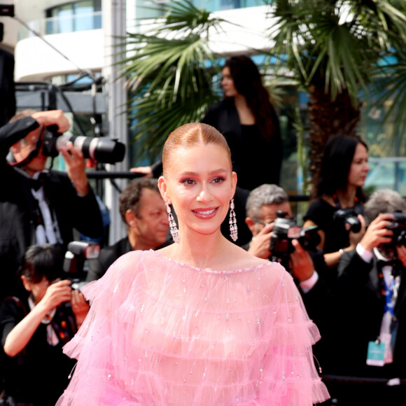 Marina Ruy Barbosa alia rosa, transparência e salto-trendy em Cannes 2022