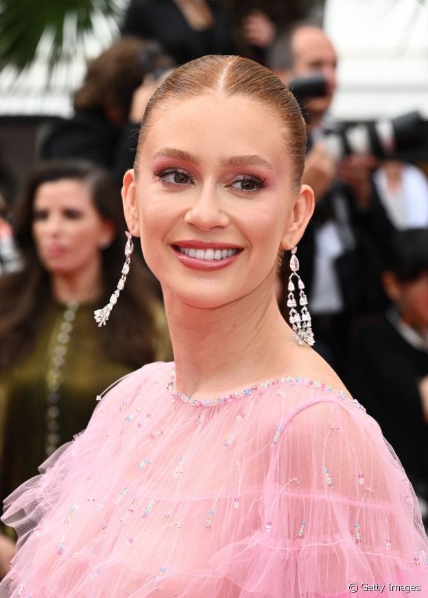 Rosa, transparência e salto-trendy: Marina Ruy Barbosa escolhe look romântico de luxo em Cannes