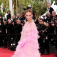 Luvas cor de rosa completaram look de Marina Ruy Barbosa em Cannes