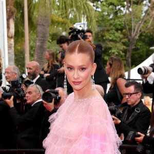 Luvas cor de rosa completaram look de Marina Ruy Barbosa em Cannes