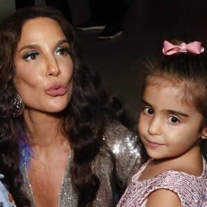 Filhas gêmeas de Ivete Sangalo, Helena e Marina, roubam a cena em foto com a mãe famosa