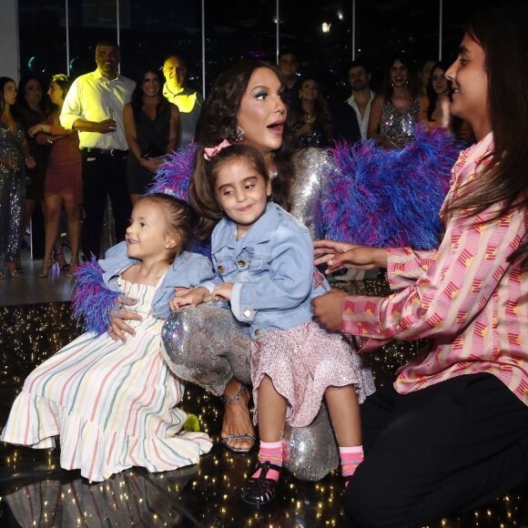 Filho mais velho de Ivete Sangalo, Marcelo entra na foto para posar com as irmãs gêmeas e a mãe