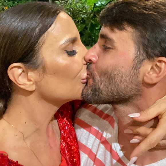 Ivete Sangalo em um raro post com o marido, Daniel Cady, num momento apaixonado do casal