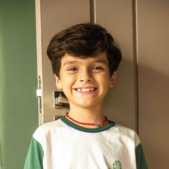 Chiquinho (Guilherme Tavares) é filho de Moa (Marcelo Serrado) e Rebeca (Mariana Santos), na novela 'Cara e Coragem'