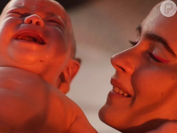 Flávia (Valentina Herszage) dá à luz uma menina ajudada pela mãe, Paula (Giovanna Antonelli) na semana final da novela 'Quanto Mais Vida, Melhor!'